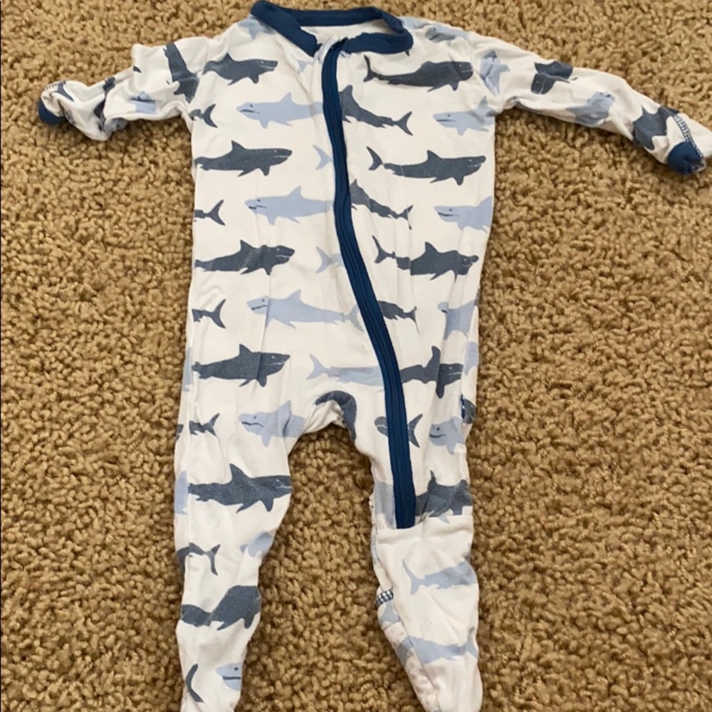 Shark 🦈 Kickee 0-3 zipper footie